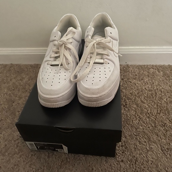 Nike Air Force 1’s Sage Low - Picture 2 of 4